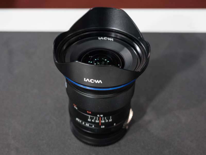 参考出展の15mm F2。ディストーションゼロを掲げ、動画向けのクリックレスにも対応する。