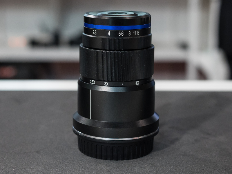 スーパーマクロ25mm F2.8は、2.5～5倍の超近接撮影が可能。この製品も参考出展だった。