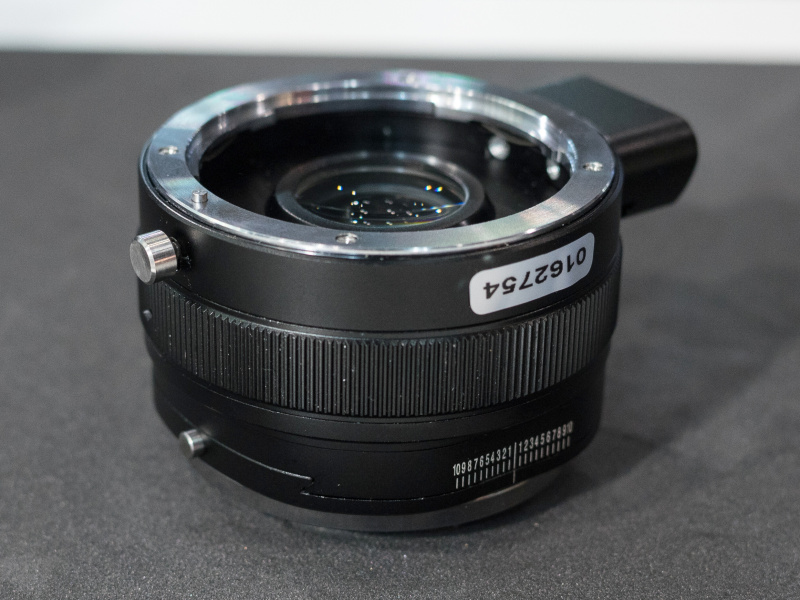 補正レンズ搭載のマジックシフトコンバーター。イメージサークル拡大という発想に驚かされる。