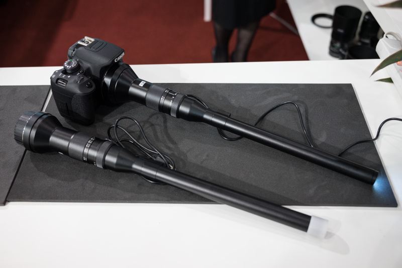 虫の目レンズも参考出展されていた。24mm F14で、先端にLEDを搭載している。