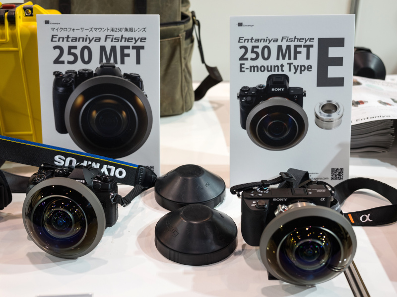 特殊なスタイルの魚眼レンズゆえに、多くの人がその前玉をのぞき込んでいた。