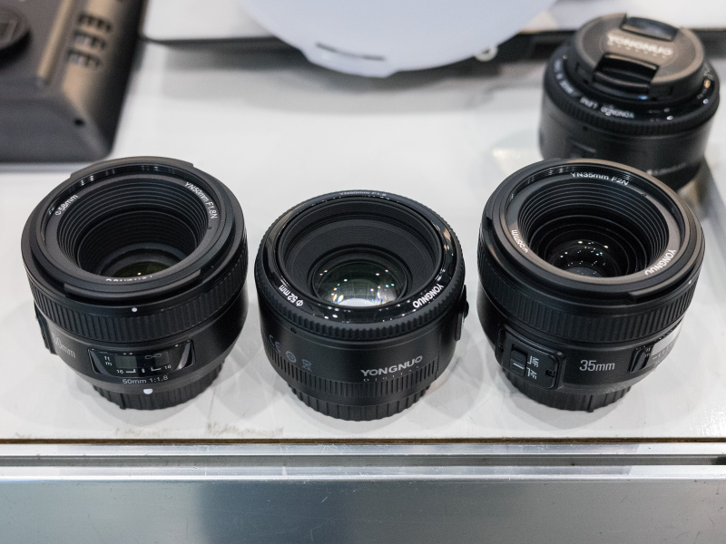 35mm F2（右）と50mm F1.8（左と中央）。35mmレンズは同社Webサイトにも掲載されていた。