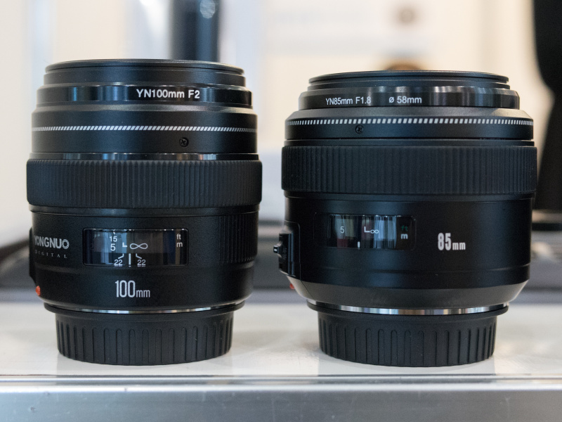 85mm F1.8（右）と100mm F2（左）。マウントはキヤノンEFとニコンFの2種類に対応する。