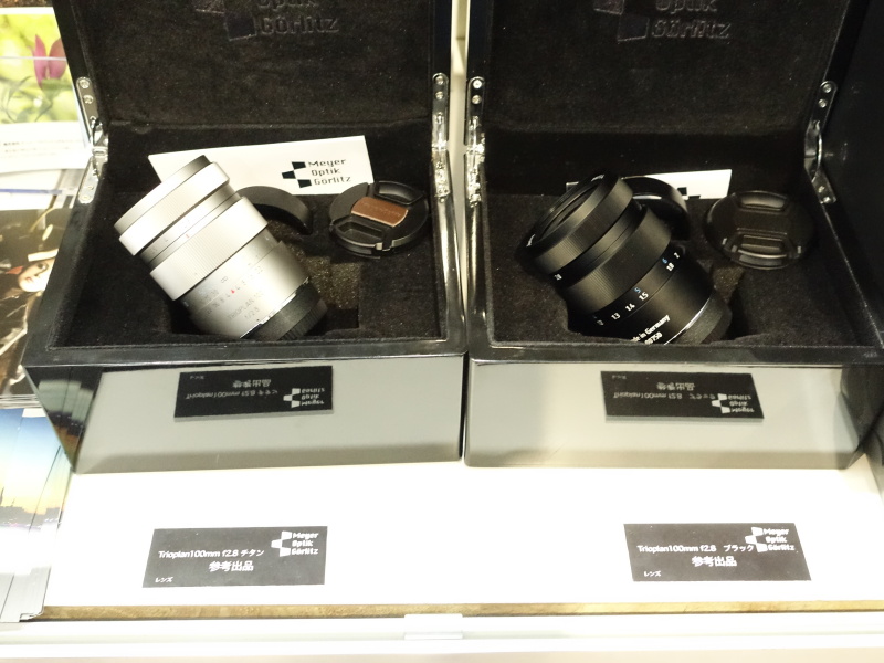 チタンカラーとブラックカラーの2色。展示品はどちらもニコンFマウント用だった