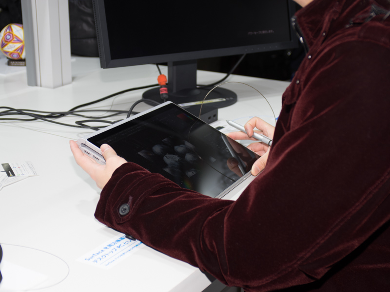 キーボードを後ろに回す「描画」モードを体験しているところ。キーボードを取り外した「クリップボード」モードと異なり、USBやDisplayportを利用できる