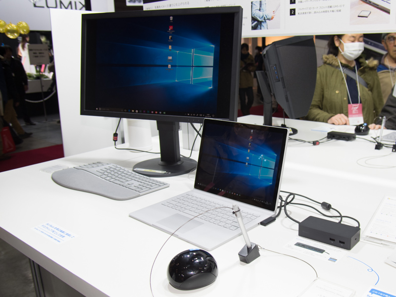 ドッキングステーションを使った拡張性をアピールする展示