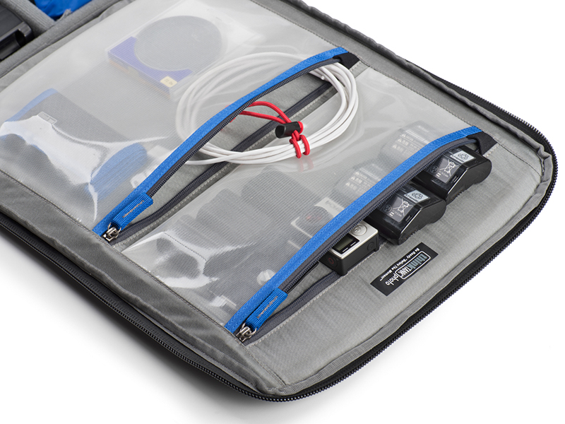 小物の収納に便利なジッパー付きポケット