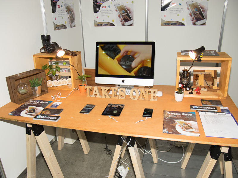 ブースではサービスの概要を聞けるとともに、ベータ版アプリの操作などを試せた