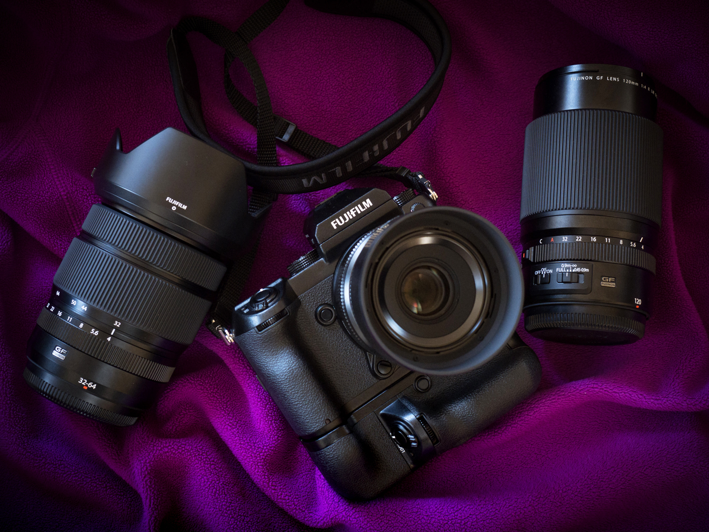 今回使用した機材：左からワイドズームレンズGF32-64mmF4 R LM WR 、GFX 50Sボディ＆ 標準レンズ GF63mmF2.8 R WR & 縦位置グリップ VG-GFX1、中望遠マクロレンズ GF120mmF4 R LM OIS WR Macro