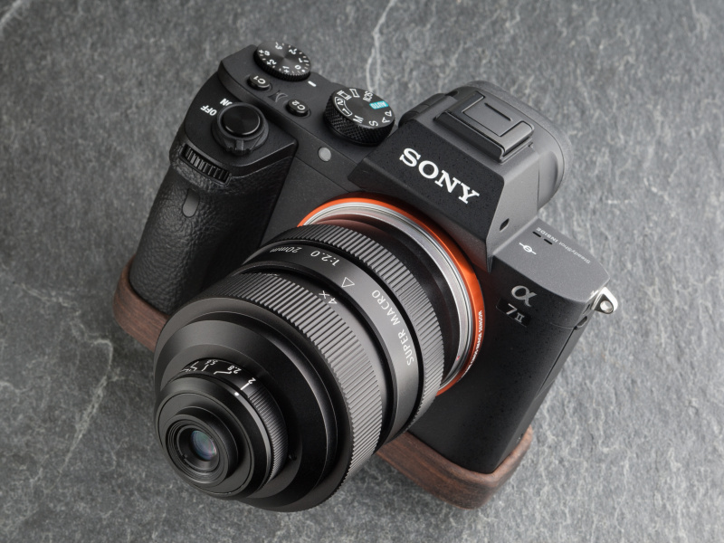 カメラベースによって若干背が高くなるが、机上に置いたときの安定感は問題ない。