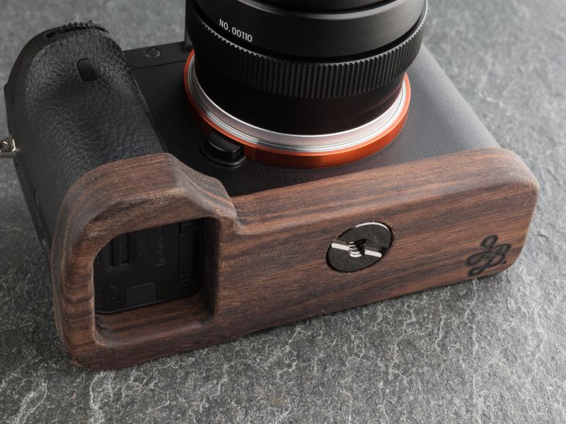 付属ネジで底面に固定する。カメラベースを付けたままバッテリー交換できる。