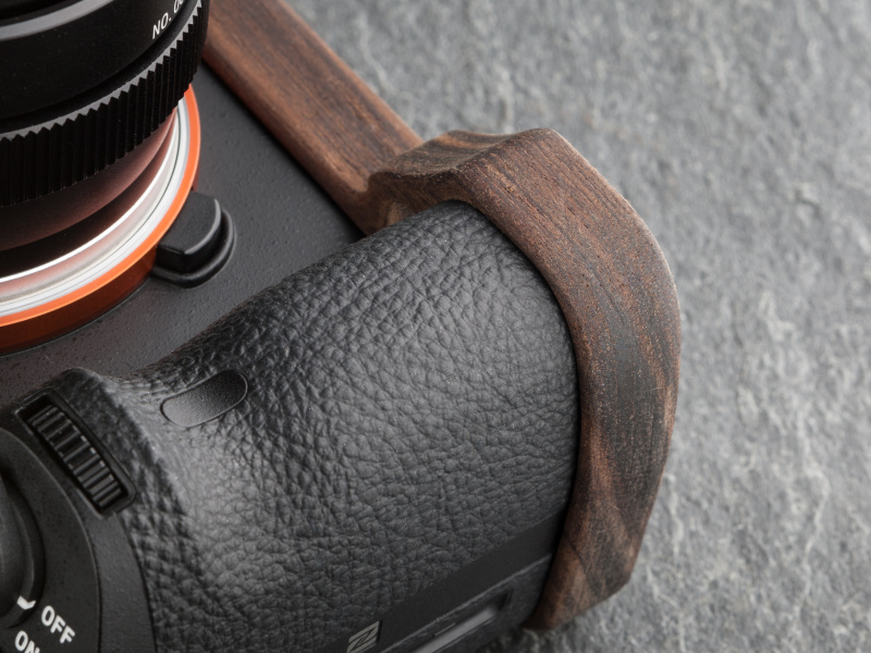 カメラベースがちょうど小指の位置にくる。ホールド感アップを体感できるはずだ。