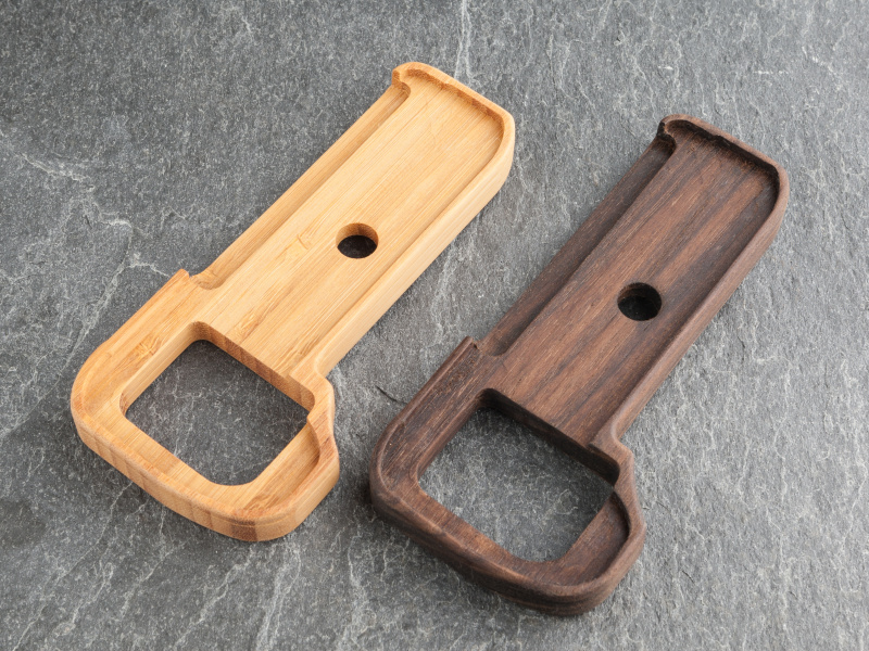 カメラベースはウォルナットとバンブーの2色展開。形状はどちらも同じだ。