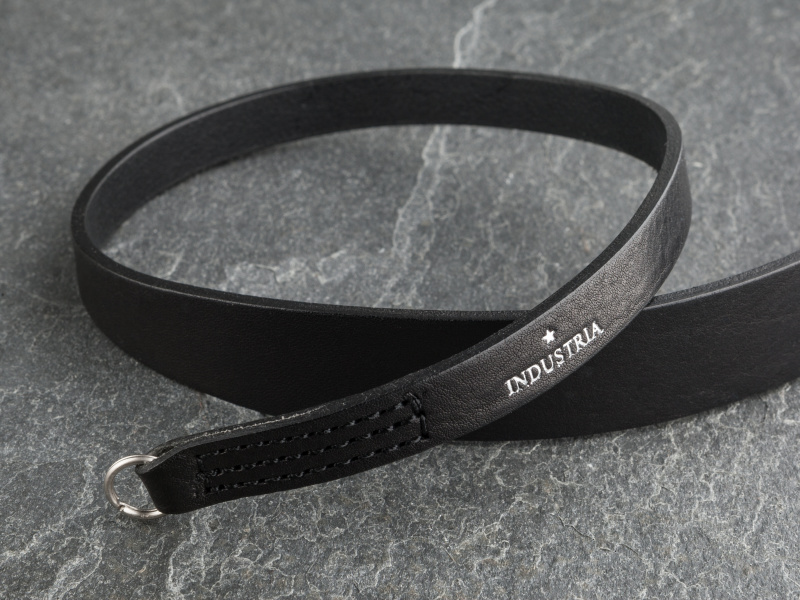 先端からショルダー部分にかけて、ゆるやかに太くなっていく。ブランド名がシルバーで刻印してある。