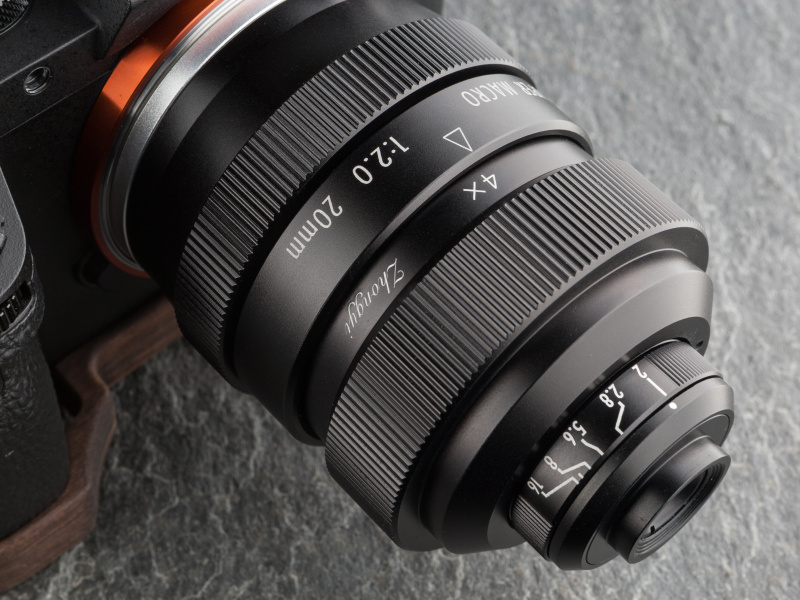 フリーウォーカー20mm F2はメーカー希望価格2万5,000円（税別）。複数のマウントに対応する。