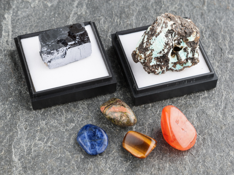 作例撮影で使った鉱石のサンプル。大きいもので親指大、小さなものは小指大程度だ。