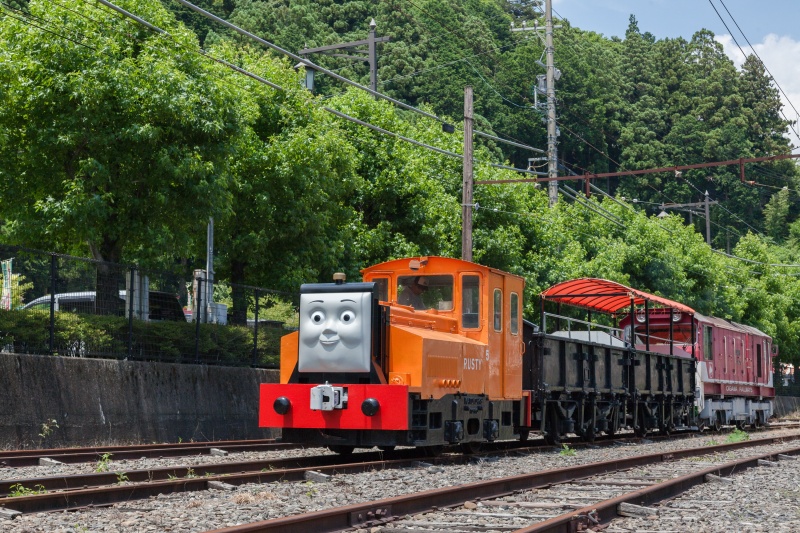 ラスティーが駅構内を遊覧運転する ©2017 Gullane [Thomas] Limited.