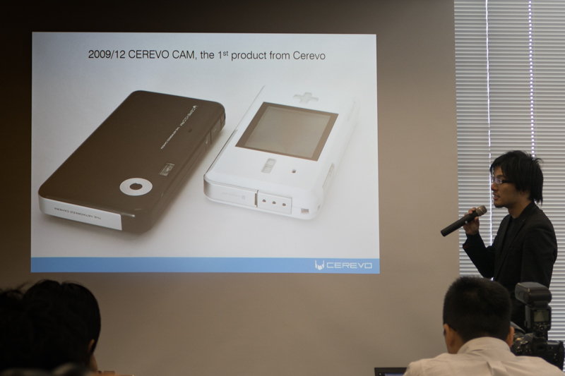 発表会の冒頭、CEREVO CAMを紹介する岩佐琢磨社長。