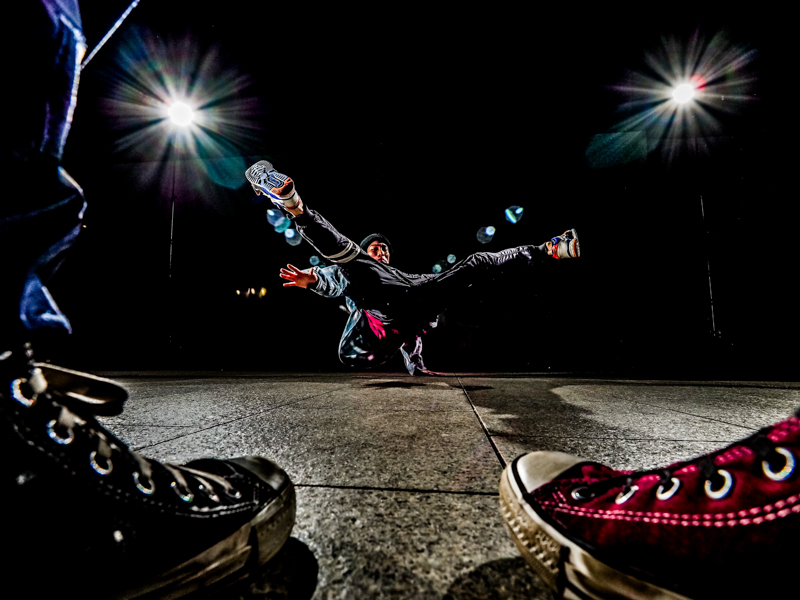 バリアングルモニターを自由に回転できるため、超ローアングルでもかがむことなく、ギリギリの距離感とアングルを保ちながら俊敏に動き回れる。<br><span class="fnt-85">オリンパス OM-D E-M1 Mark Ⅱ / M.ZUIKO DIGITAL ED 7-14mm F2.8 PRO / 10mm（20mm相当） / マニュアル露出（F5.6、1/125秒） / ISO 400 / ダンサー:レイン</span>