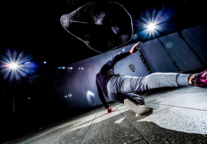 激しいムーブでニット帽が取れた。しかし、そのまま連写したことで、スピード感が表現できた。<br><span class="fnt-85">オリンパス OM-D E-M1 Mark Ⅱ / M.ZUIKO DIGITAL ED 7-14mm F2.8 PRO / 7mm（14mm相当）/ マニュアル露出（F5.6、1/125秒）/ ISO 400 / ダンサー: サンボ</span>