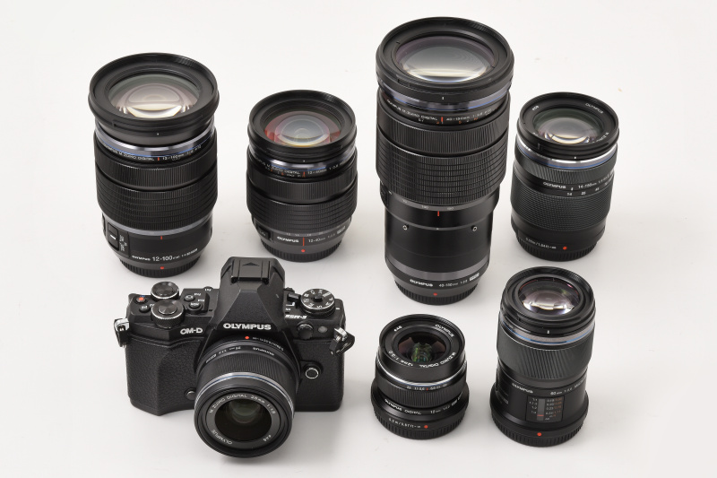 収納力の検証に用いたOLYMPUS OM-D E-M5 Mark IIと7本のレンズ