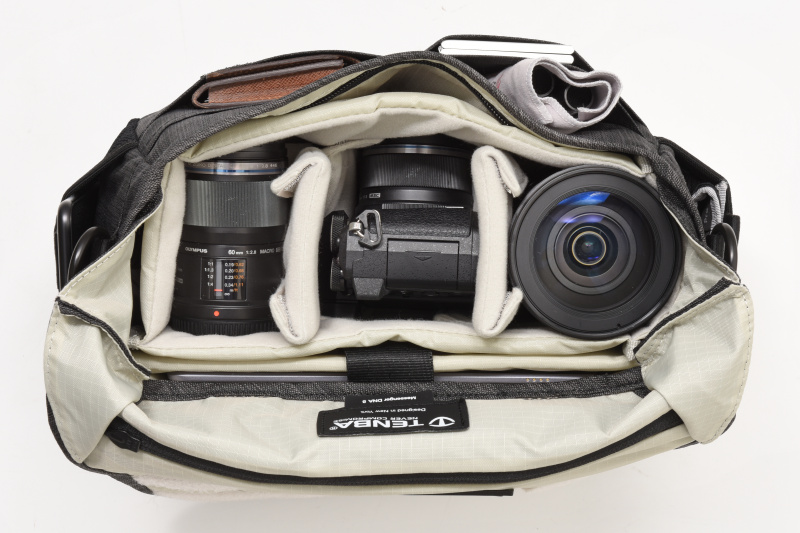 カメラボディ×1、交換レンズ×4（M.ZUIKO DIGITAL ED 40-150mm F2.8 PRO、M.ZUIKO DIGITAL ED 12mm F2.0、M.ZUIKO DIGITAL 25mm F1.8、M.ZUIKO DIGITAL ED 60mm F2.8 Macro）、メモリーカードケース、バッテリーケース、レンズクリーナー×3、スマートフォン、7インチタブレット、A6ノート、定期入れ