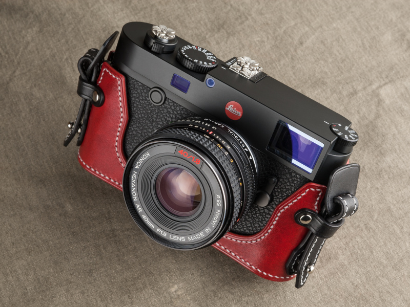 ルトガーの赤は強烈な艶があり、革っぽさは薄い。とにかくインパクトのある外観だ。