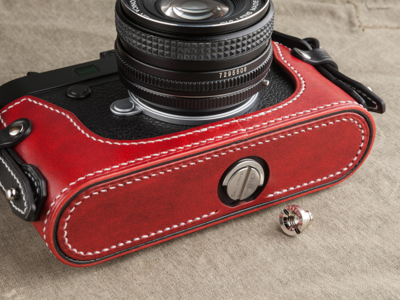 付属ネジ（右）で三脚穴に固定する。市販のハンドル付きのネジ（左）にも対応している。