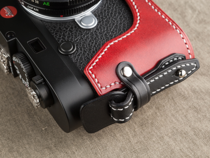 ストラップ取り付け部に当て革が付属するようになった。これで二重リングとボディの干渉を防げる。