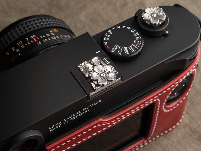 桜ホットシューカバーは税込2万8,080円。軍艦部から盛り上がった造形がすばらしい。