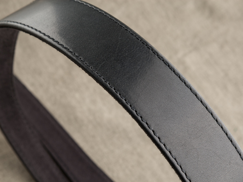 うっすらと曇りのある艶がGUIDIレザーの特長だ。あえて言えば、半光沢のダークグレーだ。