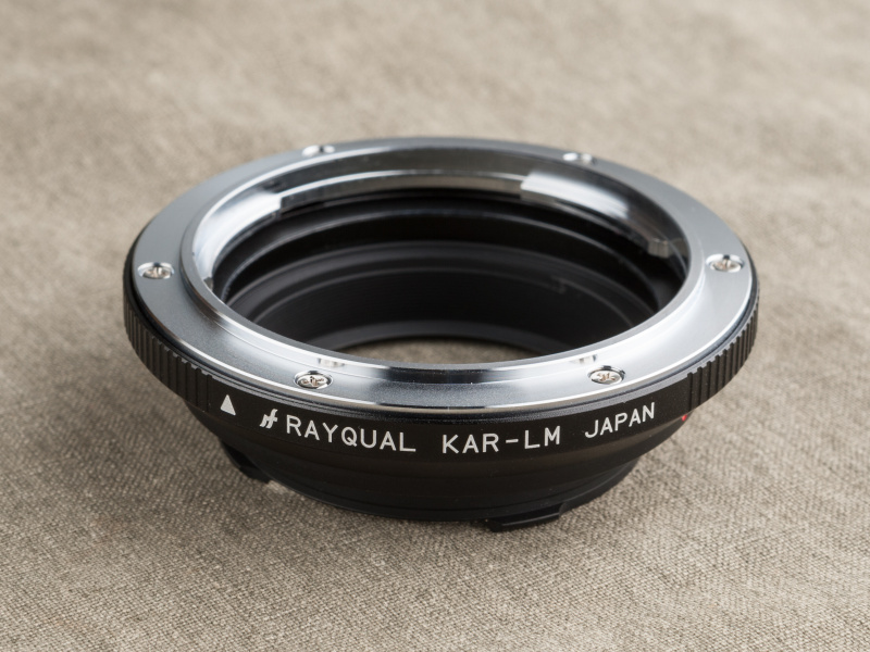 KAR-LMは税込2万3,760円。ライカMの他に、ソニーE、富士フイルムXもラインアップする。