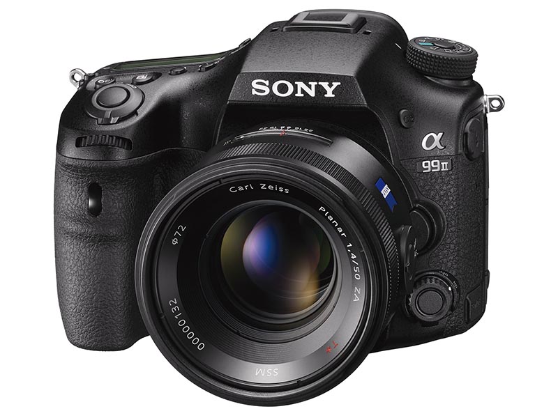 ソニーα99 II（2016年）。有効4,240万画素・秒12コマの記録を可能とした、ソニーAマウント機のフラッグシップ。ボディの実勢価格は税込37万6,710円前後
