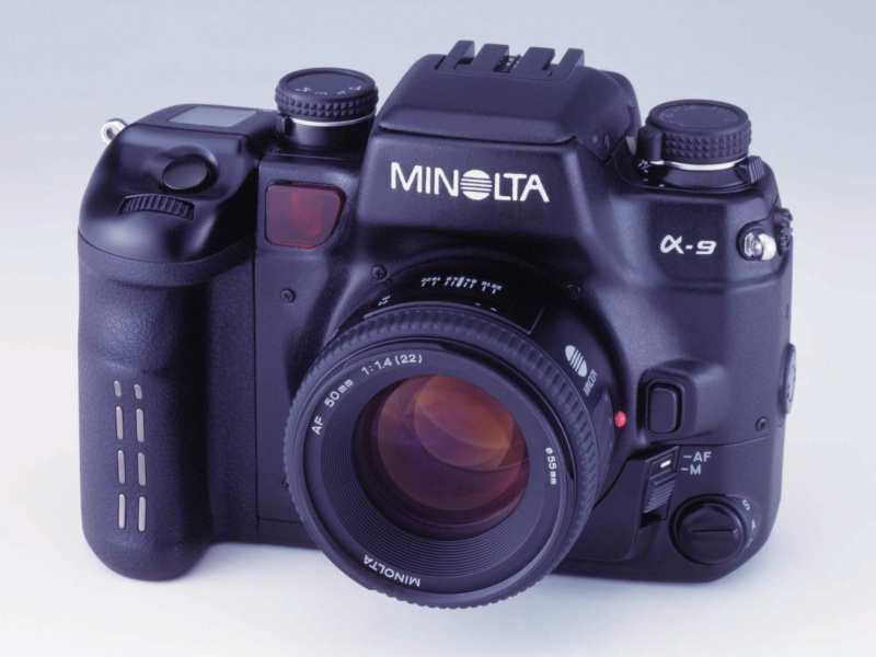 ミノルタα-9（1998年）。視野率100%で見え味にも定評あるファインダーや、最高1/12,000秒のシャッターを搭載したフィルム一眼レフカメラ。プロユースを想定したフラッグシップ機と位置づけられた。