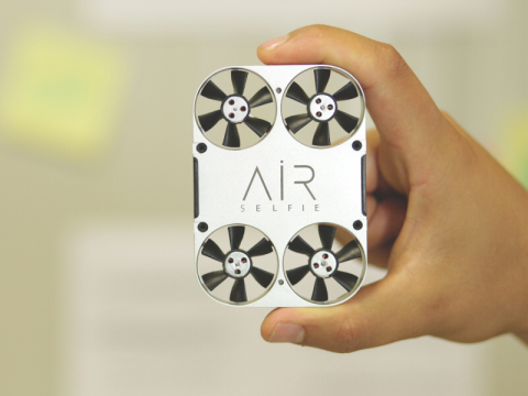 スマホより小さな自撮り用ドローン「AirSelfie」 - デジカメ Watch