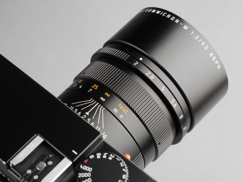 スライド式のフードを装備。ロック機構はないのですぐに引っ込んでしまうのが難点。パーマセルテープなどで固定するとプロっぽくてカッコイイかもしれない。