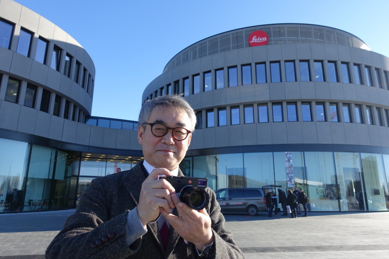 ドイツ・ウェッツラーのライカカメラ本社前で