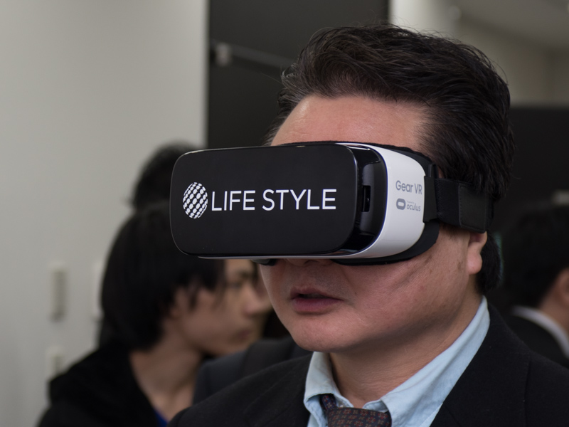 実際のコンテンツはPC向けだが、提供イメージとして、GearVRを使った動画デモを実施していた