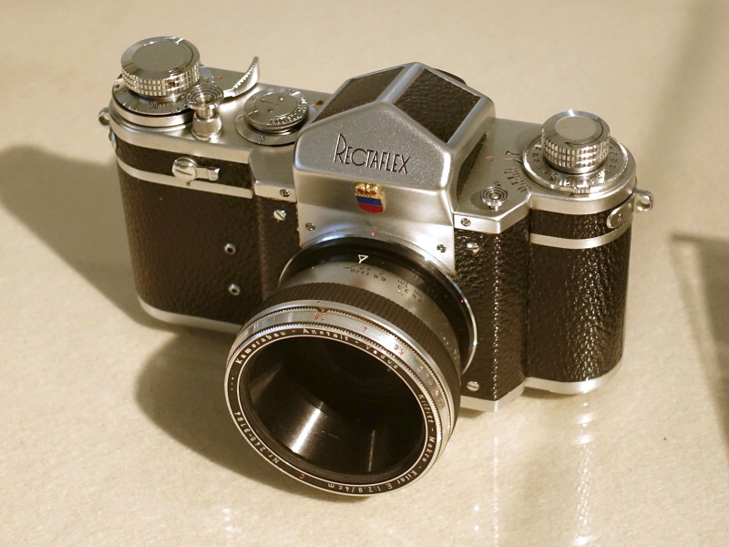 特別展ポスターに登場している「レクタフレックス40000」（リヒテンシュタイン公国、1956年）。300台程度の少数製造された希少な1台。