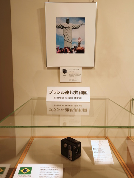 2016年11月のブラジル連邦共和国は「カプサ」というボックスカメラでコルコバードのキリスト像を撮影。120もしくは620フィルムを使う6×9と6×4.5の兼用。側面パネルで撮影距離と絞りを変えられる。