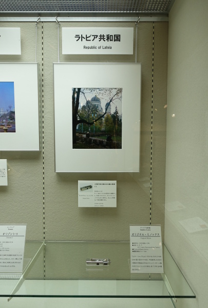 ラトビア共和国の「ミノックス」（V.E.F.、1938年）。8×11mmフォーマットの超小型精密カメラ。"リガ・ミノックス"とも呼ばれる初の市販モデルで、作品はリガ新市街の救世主生誕大聖堂を写した1枚。これ以降のモデルはドイツ・ウェッツラーのミノックス社で製造される。