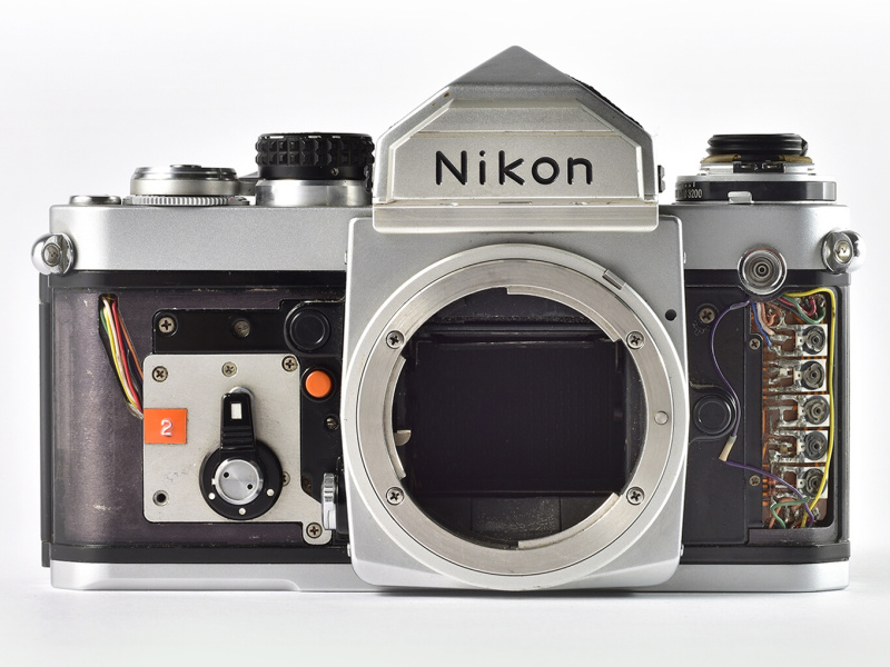 1980年に発売した一眼レフカメラ「ニコンF3」は、ニコン最上級機として初めて電子制御シャッターとデジタル表示を搭載しましたが、この試作機は、プロに対応した新設計のボディーに電子制御シャッターと発光ダイオード（LED）指針式メーターを搭載した意欲的なものでした。電子回路の一部が露出しています。