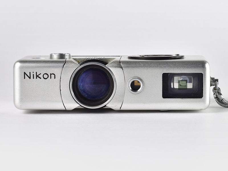 小型カメラブームにあわせて、16ミリフィルムを使用する小型カメラの製品化を目指して製作された試作機。精密な作りと美しい仕上げで魅力的ですが、開発が後発だったこともあり発売されませんでした。