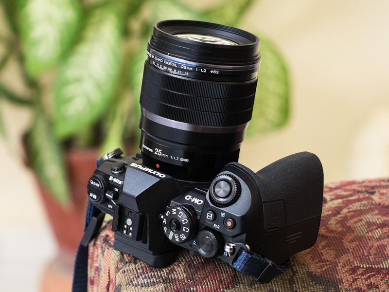 E-M1 Mark IIに装着したM.ZUIKO ED 25mmF1.2 PRO。ハバナでの宿泊先のテラスにて。