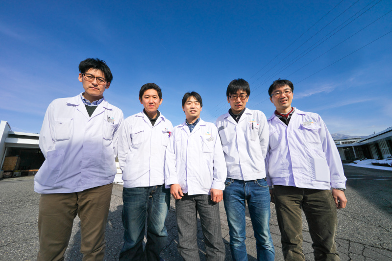 話を聞いた株式会社コシナの皆さん。撮影：赤城耕一（ULTRA WIDE-HELIAR 12mm F5.6 E-mount）