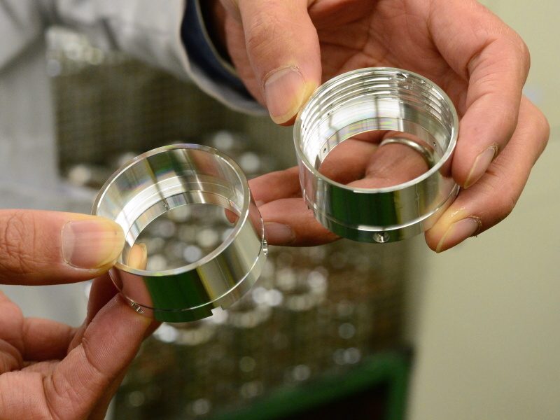 アルミの筒から削り出す。右側は左の状態から更に内ネジを切ったもの。こちらはメス側