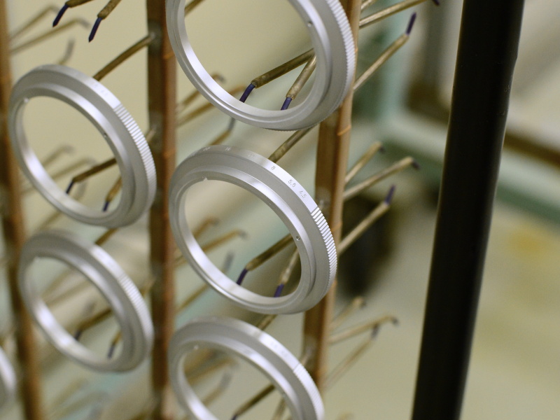 絞りリング。アルマイト加工用の治具に並ぶ