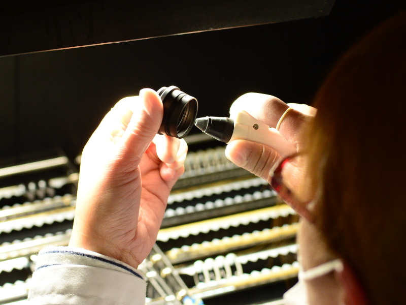 レンズエレメントは、組み込み前にホコリなどの付着がないか確認する