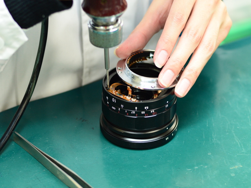 電子接点と基板が見える。Eマウントレンズならではのパーツだ