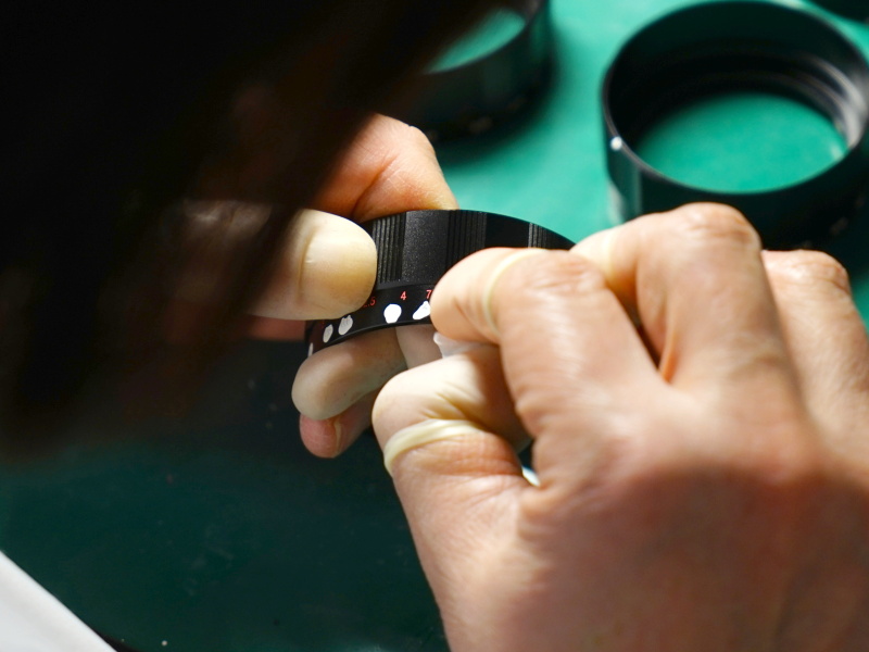 フォーカスリング。距離目盛りに色を入れているところ